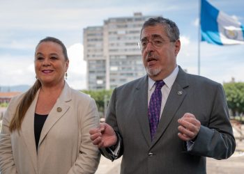 Junto a la ministra de Educación, Anabella Giracca, el presidente Bernardo Arévalo habla sobre la defensa a la educación en el país. /Foto: Álvaro Interiano