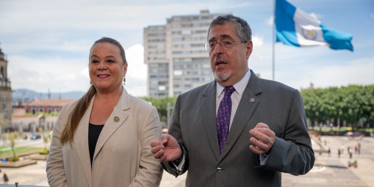 Junto a la ministra de Educación, Anabella Giracca, el presidente Bernardo Arévalo habla sobre la defensa a la educación en el país. /Foto: Álvaro Interiano