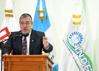 El presidente Bernardo Arévalo, durante el lanzamiento de la primera fase del Programa de Electrificación Rural, del INDE.