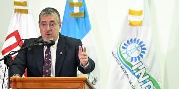 El presidente Bernardo Arévalo, durante el lanzamiento de la primera fase del Programa de Electrificación Rural, del INDE.