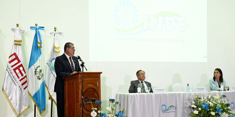 El presidente Bernardo Arévalo ratifica el compromiso del Gobierno de llevar energía eléctrica a 40 hogares del área rural.