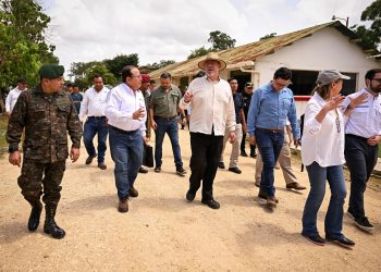 El presidenten Bernardo Arévalo, junto a algunos funcionarios, hace un recorrido por el campo petrolero Xan