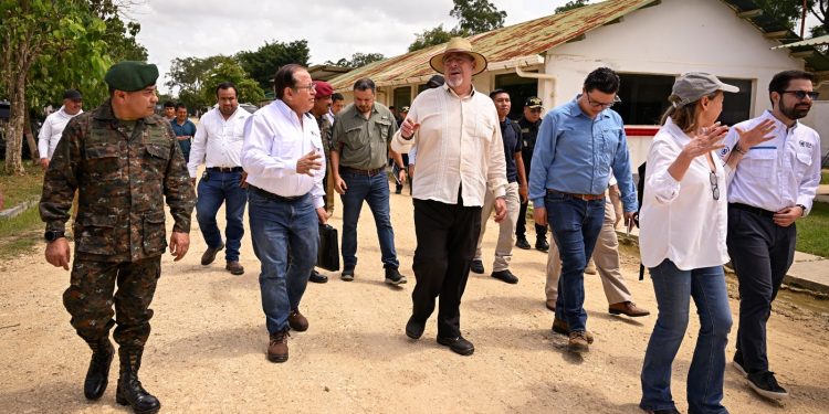El presidenten Bernardo Arévalo, junto a algunos funcionarios, hace un recorrido por el campo petrolero Xan
