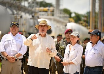 El presidente Bernardo Arévalo supervisa el campo petrolero Xan, en Petén.