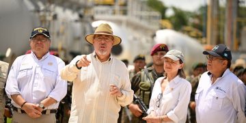 El presidente Bernardo Arévalo supervisa el campo petrolero Xan, en Petén.