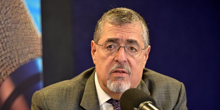 El presidente Bernardo Arévalo habla en la radio sobre los proyectos de interconexión que desarrollarán con México.