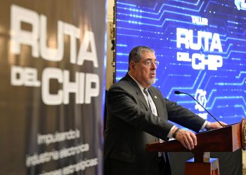 El presidente Bernardo Arévalo, durante el taller "La Ruta del Chip" organizado por el Mineco.