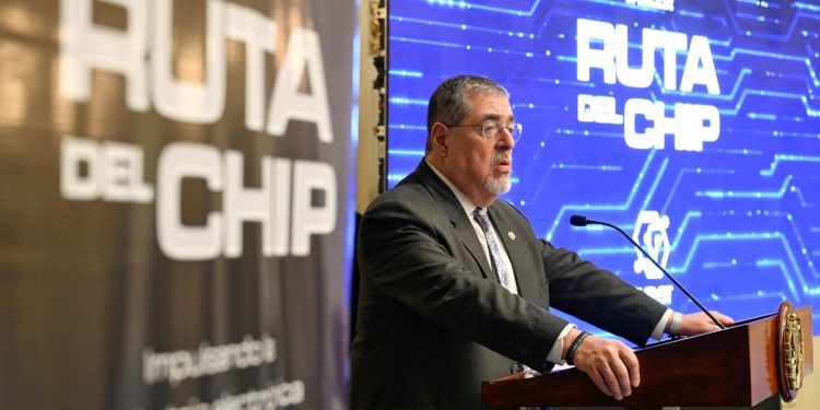 El presidente Bernardo Arévalo, durante el taller "La Ruta del Chip" organizado por el Mineco.
