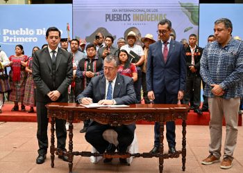 El presidente Bernardo Arévalo firma la iniciativa de reforma al artículo 30 BIS de la Ley del Presupuesto para propiciar la inversión pública en propiedades de pueblos indígenas.