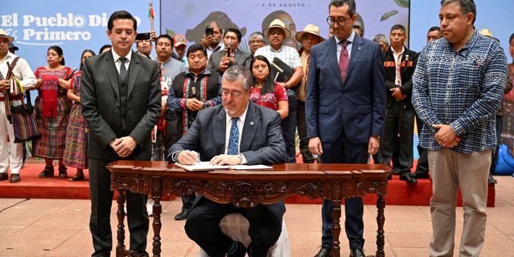 El presidente Bernardo Arévalo firma la iniciativa de reforma al artículo 30 BIS de la Ley del Presupuesto para propiciar la inversión pública en propiedades de pueblos indígenas.
