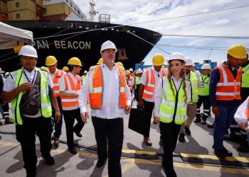 El preidente Bernardo Arévalo, durante el recorrido por las instalaciones de APM términals, en Puerto Quetzal.