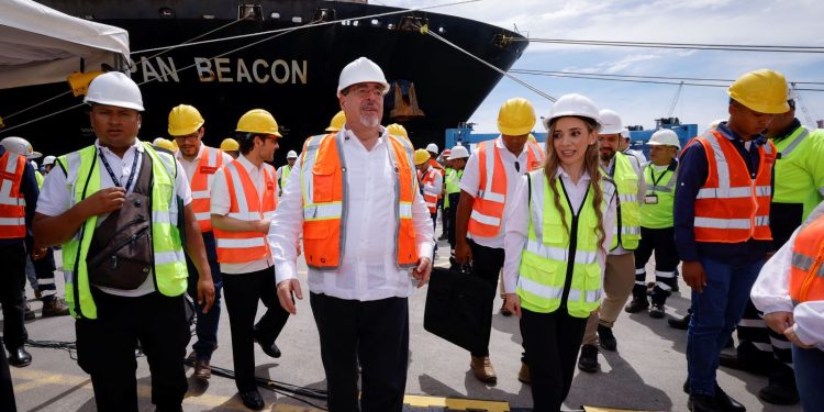 El preidente Bernardo Arévalo, durante el recorrido por las instalaciones de APM términals, en Puerto Quetzal.
