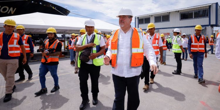 El presidente Bernardo Arévalo supervisa el funcionamiento de Puerto Quetzal por medio de la empresa APM Terminals./Foto: Alex Jacinto