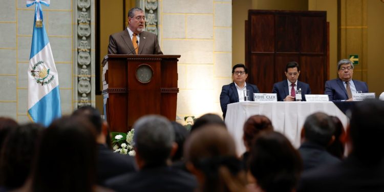 El presidente Bernardo Arévalo, durante la presentación de la iniciativa para crear la Secretaría de Integridad Profesional de la Presidencia.