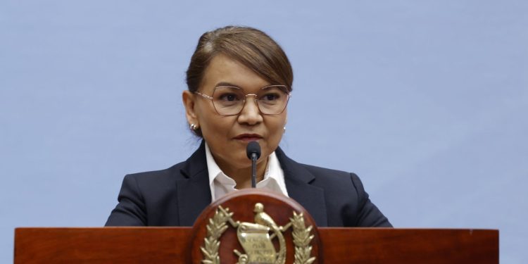 Ileana Peña, subsecretaria de Segeplan, explica cómo funciona el programa de Becas.