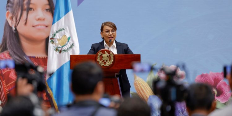 La subsecretaria de Planificación y Programación de la Presidencia (Segeplan), Ileana Peña, durante La Ronda de este lunes. / Foto: Alex Jacinto.