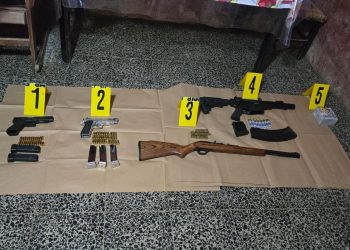Algunas de las armas decomisadas durante los allanamientos en Zacapa y Chiquimula.