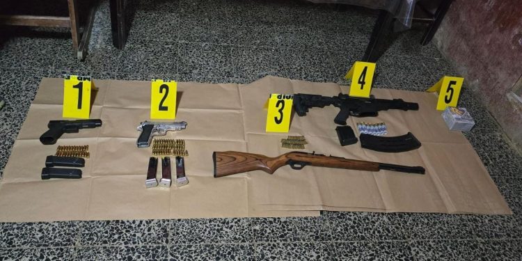 Algunas de las armas decomisadas durante los allanamientos en Zacapa y Chiquimula.