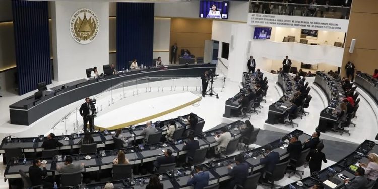 La Asamblea Legislativa de El Salvado, dominada por el partido oficialista, aprobó una reforma constitucional que permite la reelección indefinida.