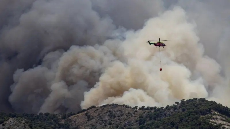 Equipos contra fuegos combaten incendios forestales en diferentes regiones de España.