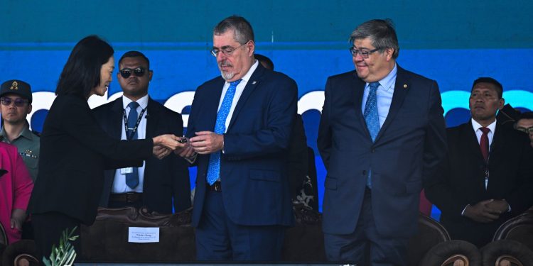 El presidente Bernardo Arévalo, durante entrega de donativo de 252 motocicletas para la PNC por parte de la embajadora de la República de China (Taiwán). /Foto: Byron de la Cruz