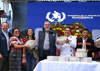 Como parte de los avances en el cumplimiento de los compromisos adquiridos, el presidente Bernardo Arévalo entrega adoquines a las autoridades de Santa Lucía Utatlán, Sololá.
