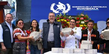 Como parte de los avances en el cumplimiento de los compromisos adquiridos, el presidente Bernardo Arévalo entrega adoquines a las autoridades de Santa Lucía Utatlán, Sololá.