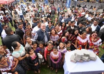 El presidente Bernardo Arévalo comparte con pobladores de Santa Lucía Utatlán, Sololá, durante la entrega simbólica de adoquín en cumplimiento de los compromisos adquiridos con las autoridades indígenas.