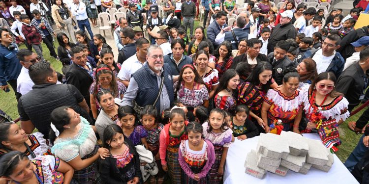 El presidente Bernardo Arévalo comparte con pobladores de Santa Lucía Utatlán, Sololá, durante la entrega simbólica de adoquín en cumplimiento de los compromisos adquiridos con las autoridades indígenas.