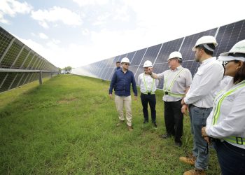 El presidente Bernardo Arévalo hace un recorrido por un sector de la nueva planta Magdalena Solar I, en La Democracia, Escuintla. /Foto: Gilber García