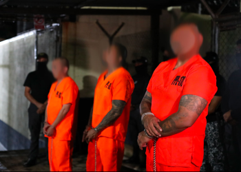 Eri kaq’axexik ri’ are la’ uwach ri nimachak tajin ub’anik rumal ri Wokom K’amal B’e Nimatinamit Iximulew. / Estos traslados forman parte de las estrategias implementadas por el Gobierno de Guatemala. / Foto: Mingob