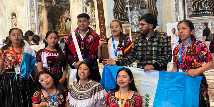 Guatemaltecos participan en el Jubileo de los Jóvenes en el Vaticano. (Foto: cortesía )