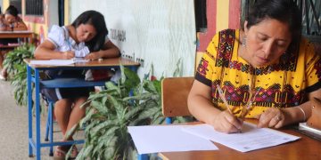 ALMG evalúa nivel de idioma poqomam en maestros de Palín, Escuintla./Foto: ALMG.
