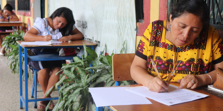 ALMG evalúa nivel de idioma poqomam en maestros de Palín, Escuintla./Foto: ALMG.