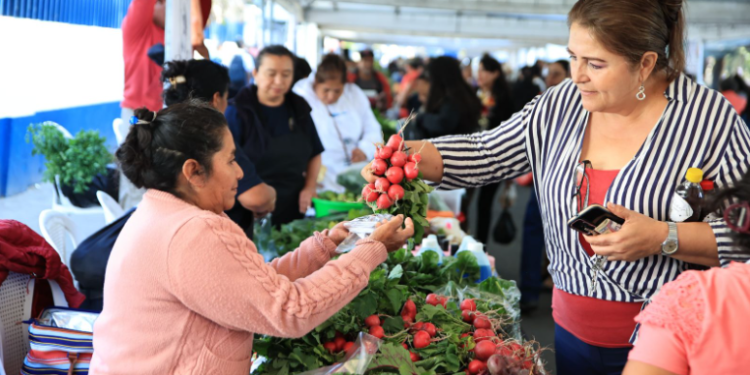La Feria del Agricultor se ha posicionado como un espacio de encuentro entre productores y consumidores. / Foto: MAGA.