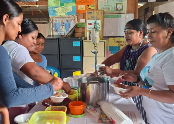 Madres aprenden a preparar alimentos locales para combatir la desnutrición. (Foto: MSPAS)