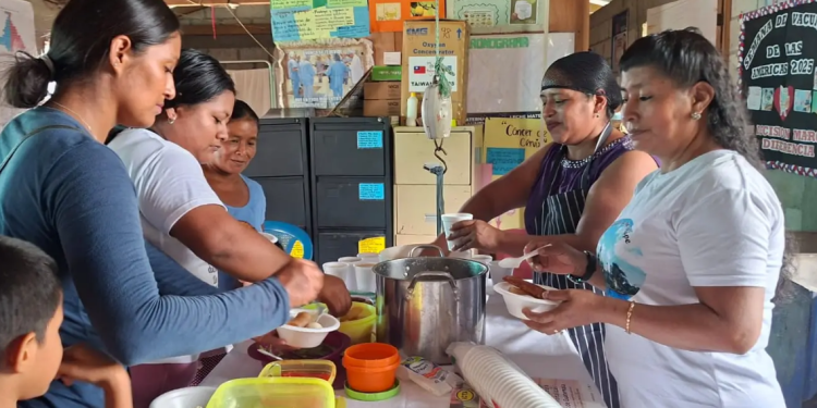 Madres aprenden a preparar alimentos locales para combatir la desnutrición. (Foto: MSPAS)