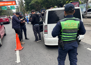 Autoridades desarrollan un operativo enfocado en la identificación de taxistas piratas en varios sectores de la zona 15, incluyendo el bulevar Vista Hermosa I. / Foto: PNC