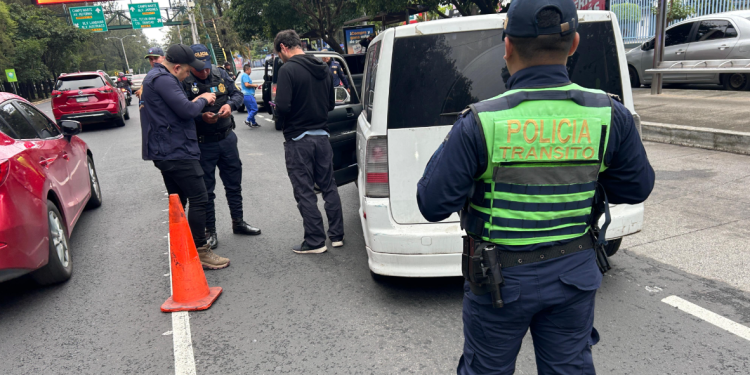 Autoridades desarrollan un operativo enfocado en la identificación de taxistas piratas en varios sectores de la zona 15, incluyendo el bulevar Vista Hermosa I. / Foto: PNC