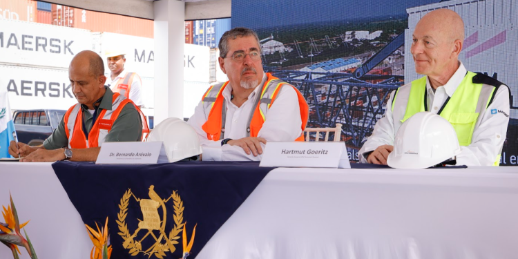 Presidente Bernardo Arévalo verifica modernización y funcionamiento de la APM Temrinals