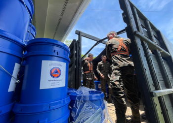 Los productos son transportados en baldes plásticos, debidamente identificados con el logotipo de Conred. / Foto: Ejército