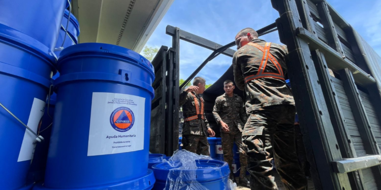 Los productos son transportados en baldes plásticos, debidamente identificados con el logotipo de Conred. / Foto: Ejército