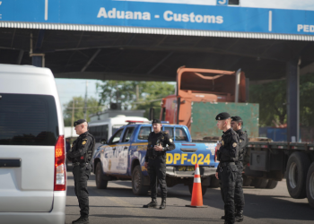En estos controles de identificación migratoria se verifica que los turistas cumplan con los requisitos legales. / Foto: Mingob.