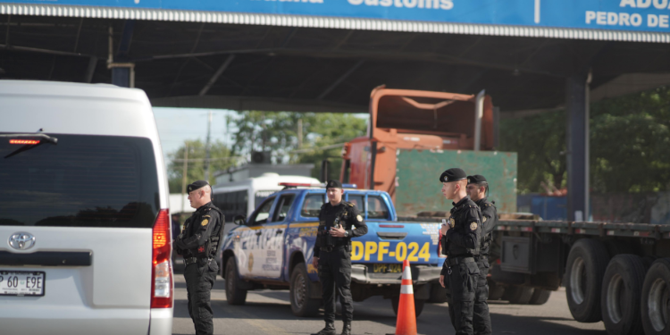 En estos controles de identificación migratoria se verifica que los turistas cumplan con los requisitos legales. / Foto: Mingob.