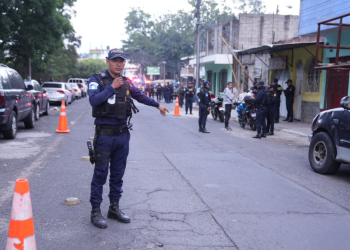 La verificación se extendió a callejones y zonas de difícil acceso, con el propósito de detectar cualquier movimiento sospechoso que pudiera estar vinculado con pandillas. / Foto: PNC