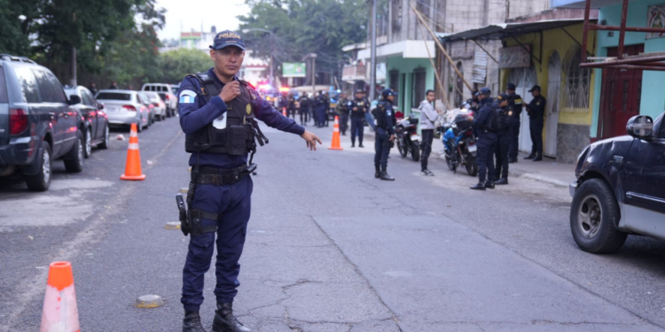 La verificación se extendió a callejones y zonas de difícil acceso, con el propósito de detectar cualquier movimiento sospechoso que pudiera estar vinculado con pandillas. / Foto: PNC
