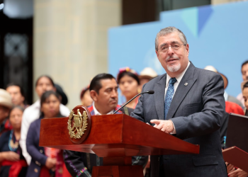 Presidente Bernardo Arévalo anuncia iniciativa de ley que busca reformar el artículo 30 bis de la Ley Orgánica del Presupuesto. / Foto: Noé Pérez