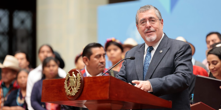 Presidente Bernardo Arévalo anuncia iniciativa de ley que busca reformar el artículo 30 bis de la Ley Orgánica del Presupuesto. / Foto: Noé Pérez
