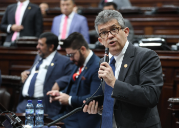 Ministro de Salud, Joaquín Barnoya, en su interpelación. / Foto: Congreso de la República.