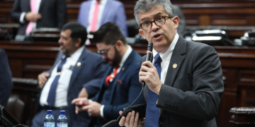 Ministro de Salud, Joaquín Barnoya, en su interpelación. / Foto: Congreso de la República.